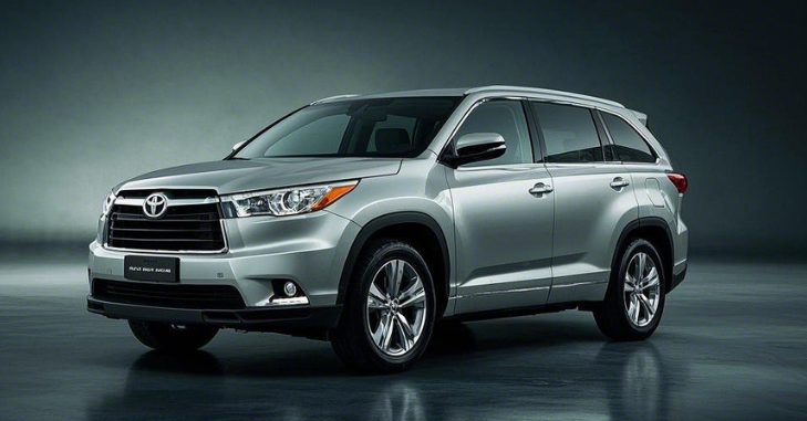 Toyota Highlander driving